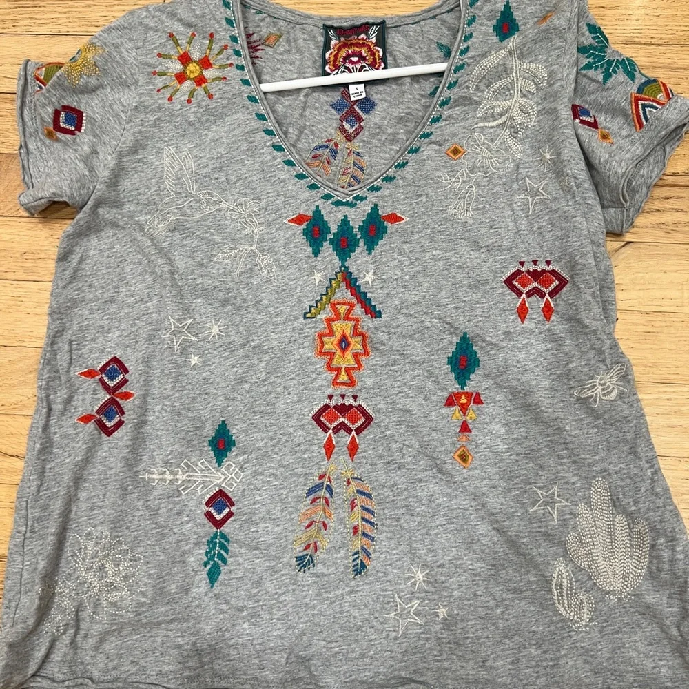 Johnny Was gray cotton tee with beautiful embroidery - Picture 2 of 5